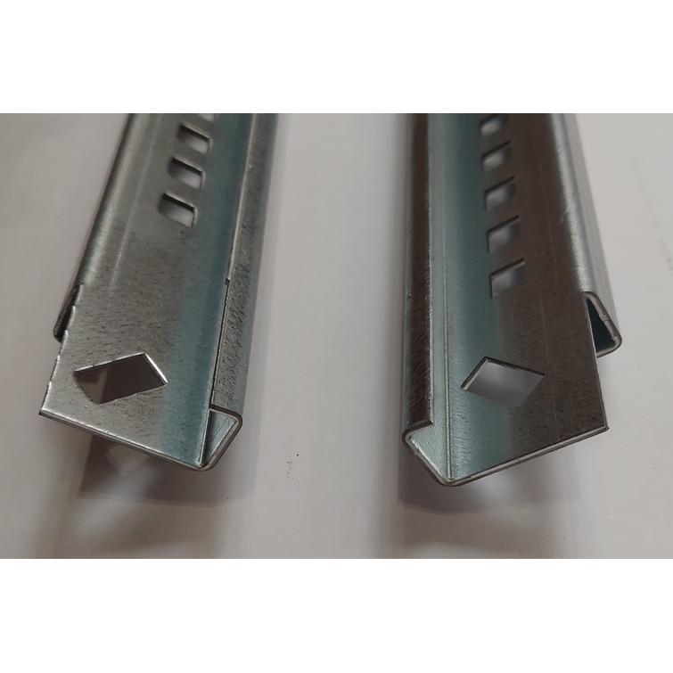 2 vierekkäisen paneelin kiinnikepaketti katkaistulla 2,4m kiskolla