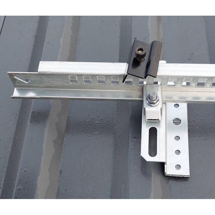 2 vierekkäisen paneelin kiinnikepaketti 2,4m kiskolla